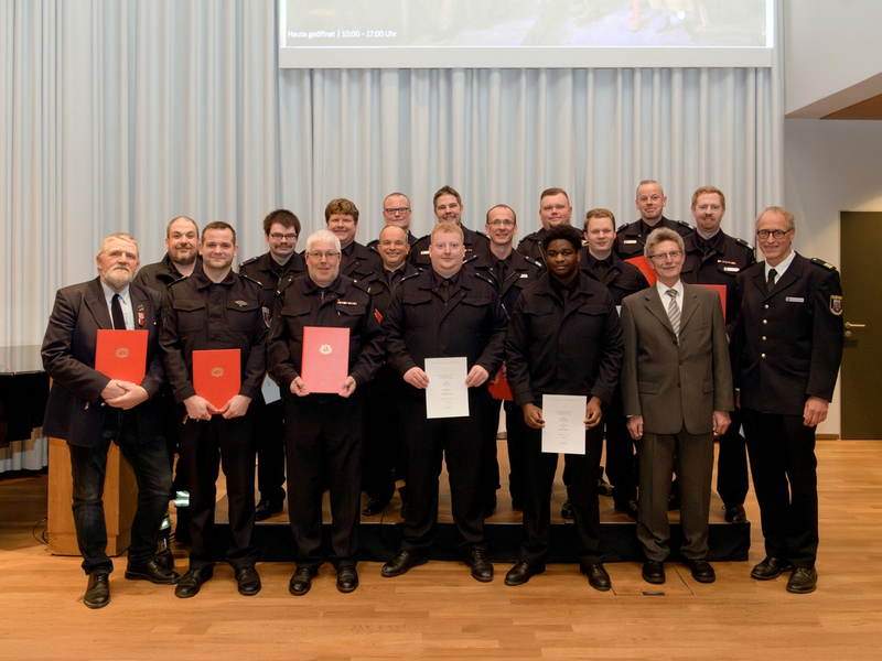FW Bremerhaven: Beförderungszeremonie der Freiwilligen Feuerwehren Bremerhavens - Foto: presseportal.de