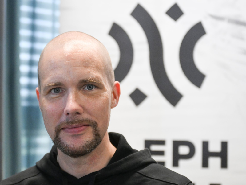 Die Deutsche Bank investiert in das von Jonas Andrulis gegründete KI-Start-up Aleph Alpha. - Foto: Bernd Weißbrod/dpa