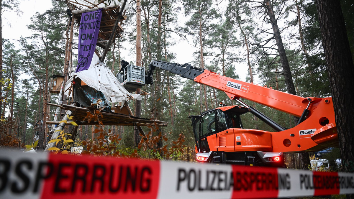 Die Polizei überprüft die Bauten der Tesla-Gegner in Wald in Grünheide. Die Umweltaktivisten müssen ihr Camp nach fast neun Monaten endgültig räumen. - Foto: Sebastian Christoph Gollnow/dpa