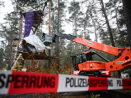 Die Baumhäuser im aufgelösten Tesla-Protestcamp sollen verschwinden. Die Polizei lässt die Reste des Lagers entsorgen.  - Foto: Sebastian Christoph Gollnow/dpa