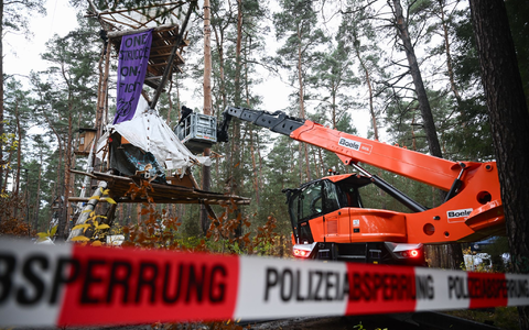 Die Baumhäuser im aufgelösten Tesla-Protestcamp sollen verschwinden. Die Polizei lässt die Reste des Lagers entsorgen.  - Foto: Sebastian Christoph Gollnow/dpa