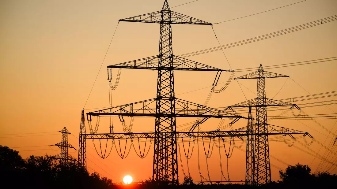 Hohe Energiekosten verteuern die Industrieproduktion in Deutschland  - Bild: Julian Stratenschulte/dpa