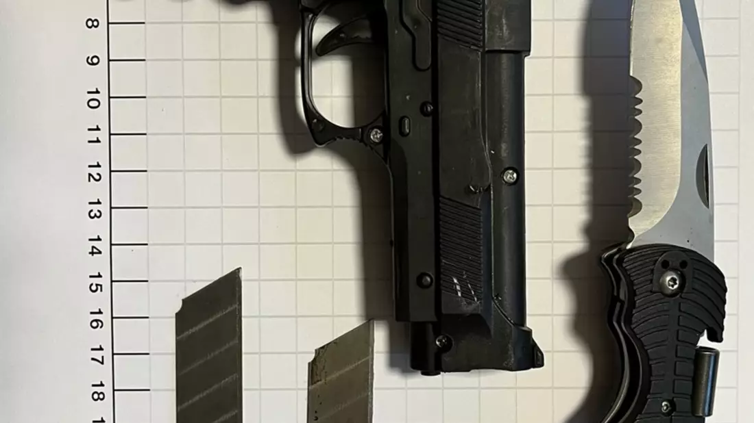 BPOL NRW: Bundespolizei stellt Einhandmesser, Cutterklingen und Spielzeugpistole bei 43-Jährigem sicher - Bild: presseportal.de