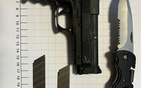 BPOL NRW: Bundespolizei stellt Einhandmesser, Cutterklingen und Spielzeugpistole bei 43-Jährigem sicher - Foto: presseportal.de