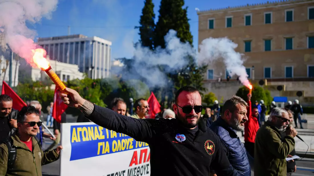 Sie wollen «in Würde leben»: Demonstranten vor dem griechischen Parlament. - Bild: Thanassis Stavrakis/AP