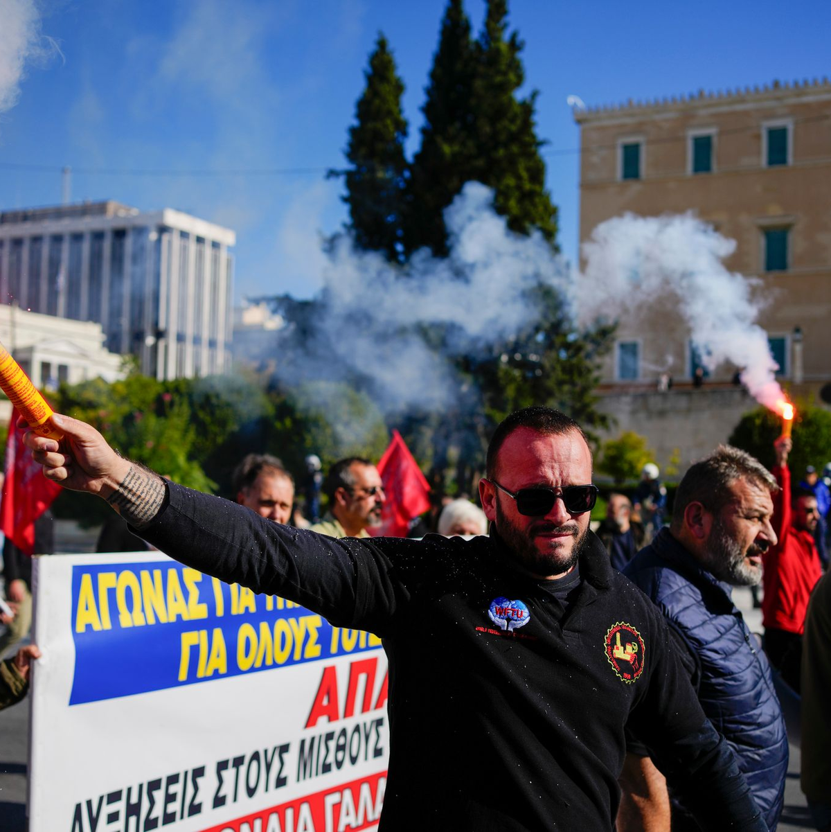 Sie wollen «in Würde leben»: Demonstranten vor dem griechischen Parlament. - Foto: Thanassis Stavrakis/AP