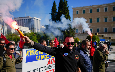 Sie wollen «in Würde leben»: Demonstranten vor dem griechischen Parlament. - Foto: Thanassis Stavrakis/AP