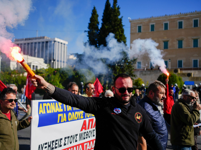 Sie wollen «in Würde leben»: Demonstranten vor dem griechischen Parlament. - Foto: Thanassis Stavrakis/AP