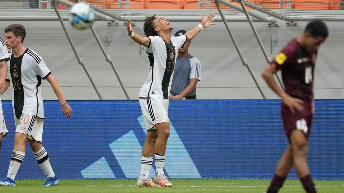 Der deutsche U17-Weltmeister Eric da Silva Moreira hat seinen Ex-Club FC St. Pauli für die Kollaboration mit der US-amerikanischen Punkband Bad-Religion kritisiert. - Foto: Achmad Ibrahim/AP/dpa
