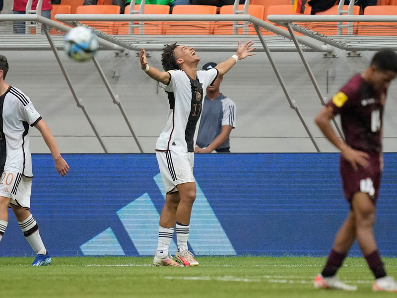 Der deutsche U17-Weltmeister Eric da Silva Moreira hat seinen Ex-Club FC St. Pauli für die Kollaboration mit der US-amerikanischen Punkband Bad-Religion kritisiert. - Foto: Achmad Ibrahim/AP/dpa