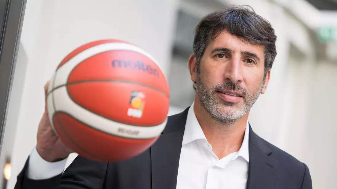 Alex Mumbru tritt als Nachfolger von Gordon Herbert in große Fußstapfen. - Bild: Sebastian Gollnow/dpa