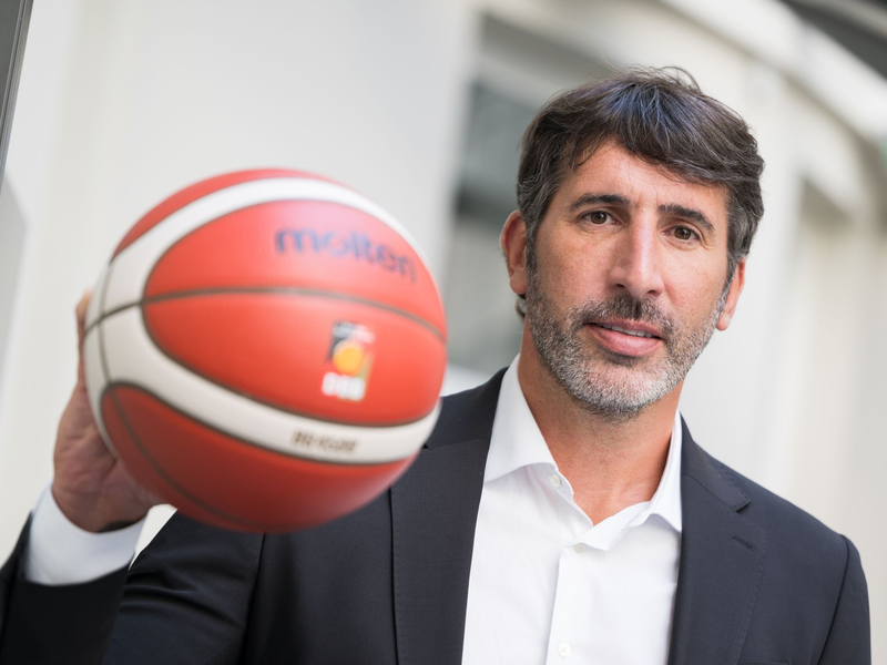 Alex Mumbru tritt als Nachfolger von Gordon Herbert in große Fußstapfen. - Foto: Sebastian Gollnow/dpa