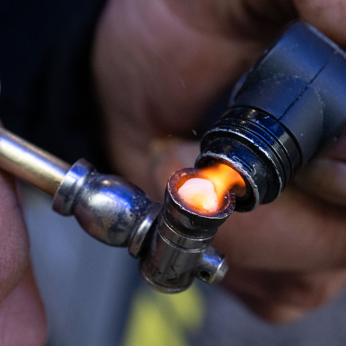 Meistens wird Crack in einer Pfeife geraucht, in seltenen Fällen wird es gespritzt. (Archivbild) - Foto: Boris Roessler/dpa