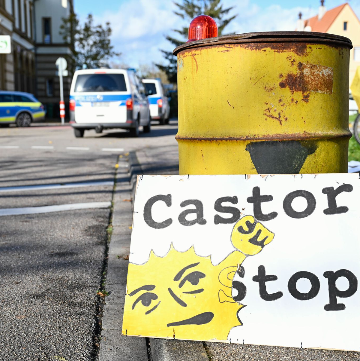 Aus Sicht der Atomkraftgegner macht der Transport keinen Sinn, weil nach wie vor kein Endlager für den Atommüll gefunden ist.  - Foto: Uwe Anspach/dpa