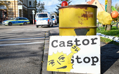 Aus Sicht der Atomkraftgegner macht der Transport keinen Sinn, weil nach wie vor kein Endlager für den Atommüll gefunden ist.  - Foto: Uwe Anspach/dpa