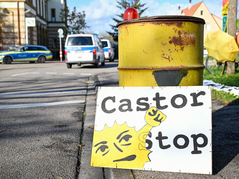 Aus Sicht der Atomkraftgegner macht der Transport keinen Sinn, weil nach wie vor kein Endlager für den Atommüll gefunden ist.  - Foto: Uwe Anspach/dpa