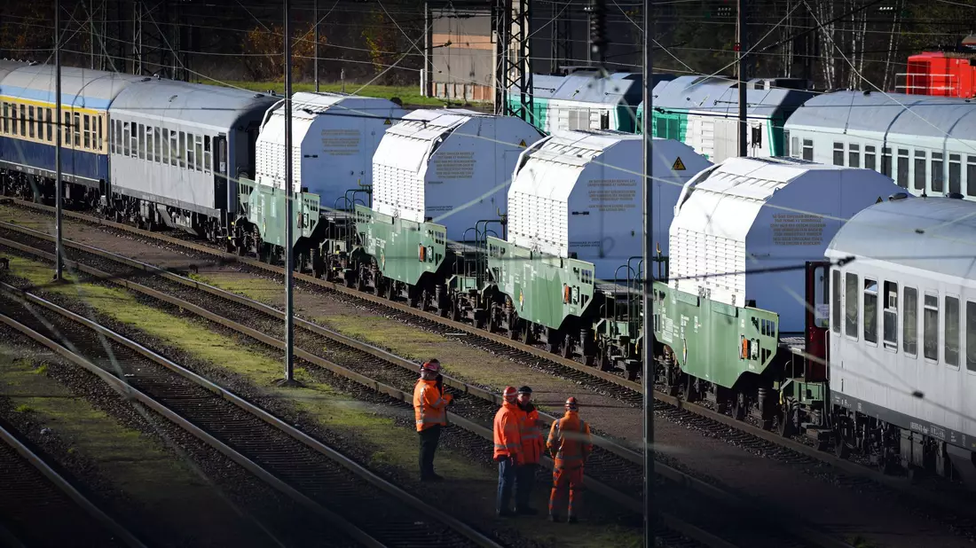 Der Castor-Transport hat Deutschland erreicht. - Bild: Jason Tschepljakow/dpa