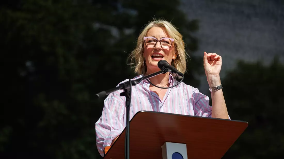 Für ihr Buch «Willkommen im falschen Film» wurde Monika Gruber heftig kritisiert. Nun erscheint es in einer Neuauflage.  - Bild: Matthias Balk/dpa