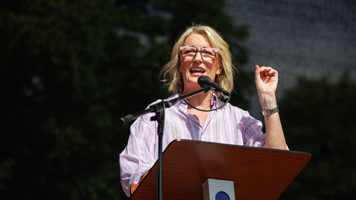 Für ihr Buch «Willkommen im falschen Film» wurde Monika Gruber heftig kritisiert. Nun erscheint es in einer Neuauflage.  - Foto: Matthias Balk/dpa