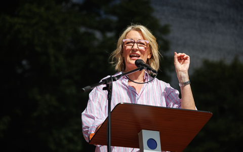 Für ihr Buch «Willkommen im falschen Film» wurde Monika Gruber heftig kritisiert. Nun erscheint es in einer Neuauflage.  - Foto: Matthias Balk/dpa