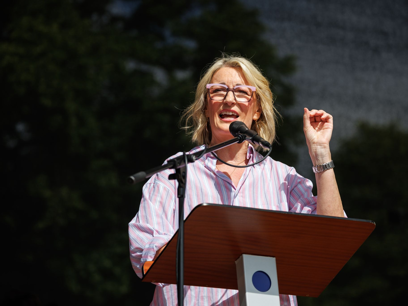 Für ihr Buch «Willkommen im falschen Film» wurde Monika Gruber heftig kritisiert. Nun erscheint es in einer Neuauflage.  - Foto: Matthias Balk/dpa