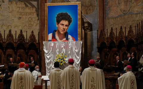 Carlo Acutis starb mit 15 und soll nun fast 20 Jahre nach seinem Tod heiliggesprochen werden. (Archivbild)  - Foto: Gregorio Borgia/AP/dpa