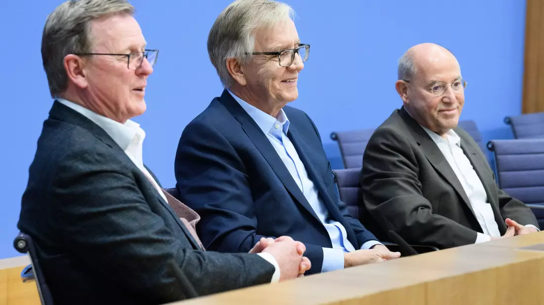 In der Bundespressekonferenz zeigten sich die künftigen Direktkandidaten Bodo Ramelow, Dietmar Bartsch und Gregor Gysi recht siegesgewiss. - Bild: Bernd von Jutrczenka/dpa