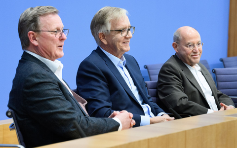 In der Bundespressekonferenz zeigten sich die künftigen Direktkandidaten Bodo Ramelow, Dietmar Bartsch und Gregor Gysi recht siegesgewiss. - Foto: Bernd von Jutrczenka/dpa In der Bundespressekonferenz zeigten sich die künftigen Direktkandidaten Bodo Ramelow, Dietmar Bartsch und Gregor Gysi recht siegesgewiss. - Foto: Bernd von Jutrczenka/dpa