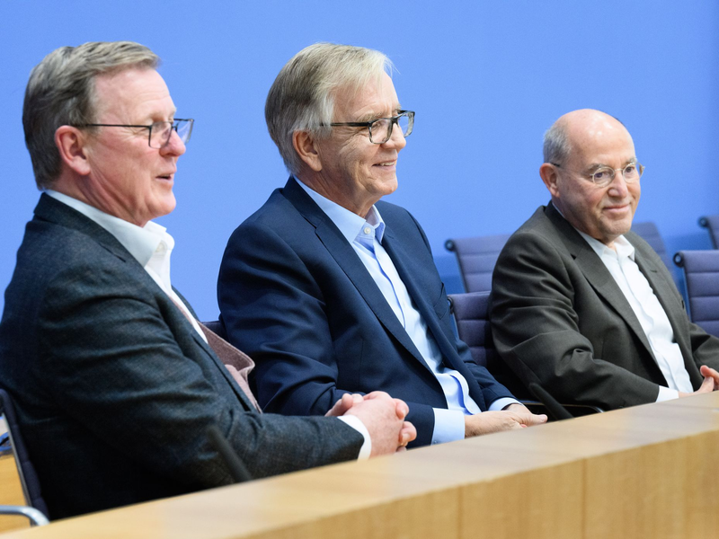 In der Bundespressekonferenz zeigten sich die künftigen Direktkandidaten Bodo Ramelow, Dietmar Bartsch und Gregor Gysi recht siegesgewiss. - Foto: Bernd von Jutrczenka/dpa