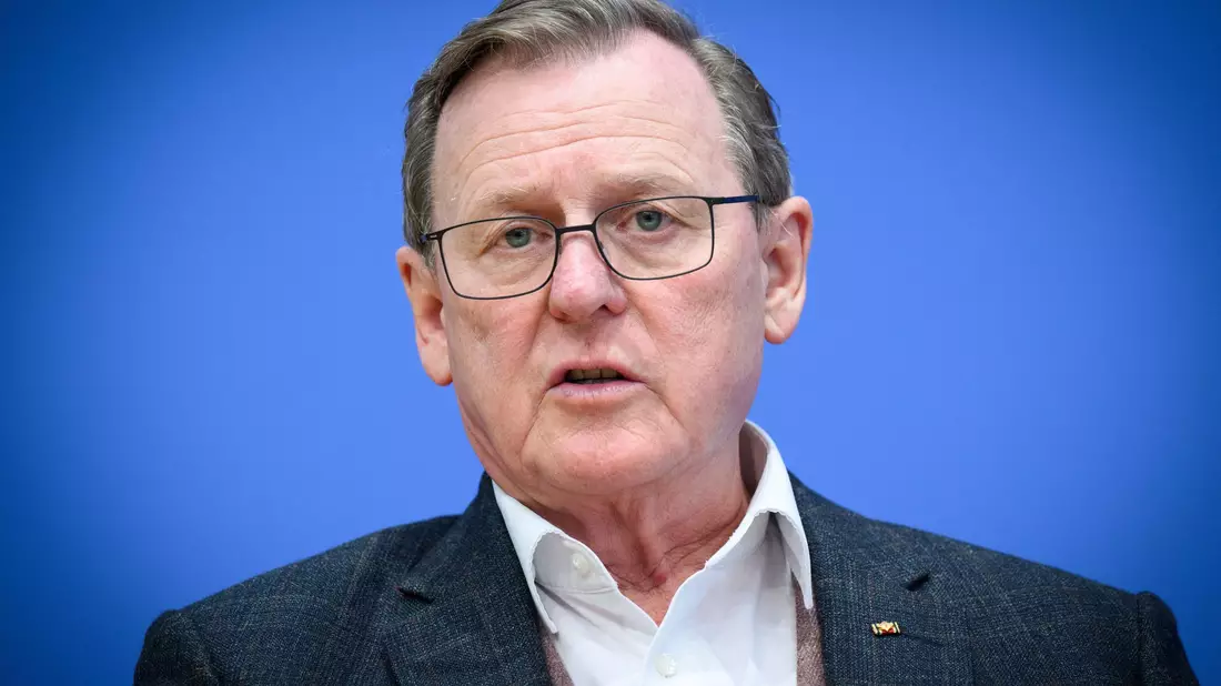 Bodo Ramelow hatte nach seiner Wahlniederlage in Thüringen nach eigenen Worten eine andere Lebensplanung, ließ sich nun aber für den Seniorenexpress begeistern. - Bild: Bernd von Jutrczenka/dpa