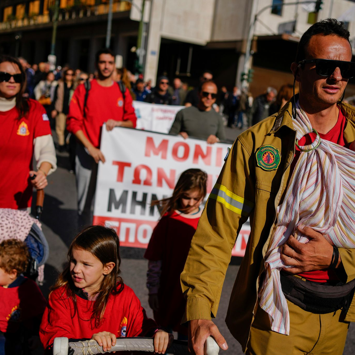 Feuerwehr, Ärzte und Beamte beklagen schwierige Lebensbedingungen. - Foto: Thanassis Stavrakis/AP