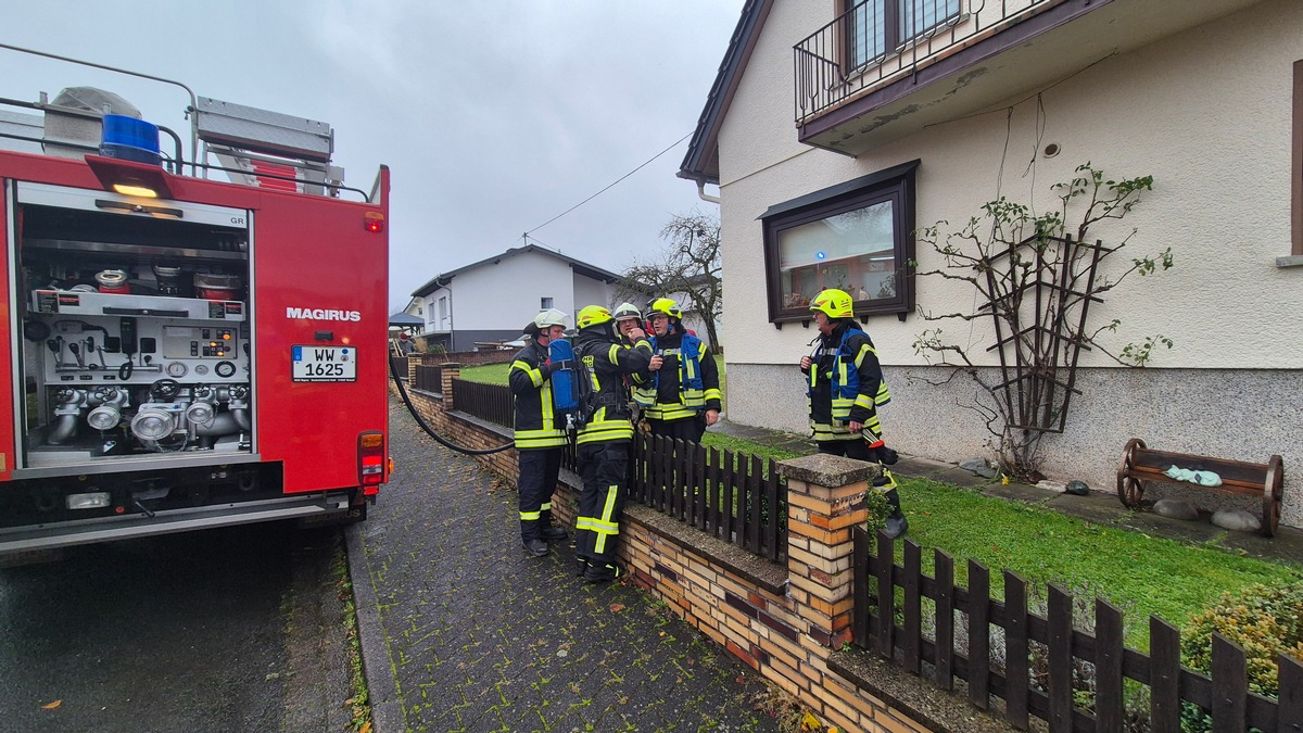 FW VG Westerburg: Gemeldeter Gebäudebrand in Halbs entpuppt sich als Kaminbrand - Foto: presseportal.de