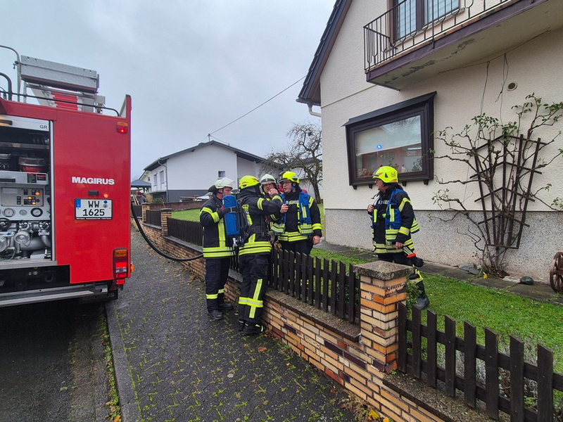 FW VG Westerburg: Gemeldeter Gebäudebrand in Halbs entpuppt sich als Kaminbrand - Foto: presseportal.de