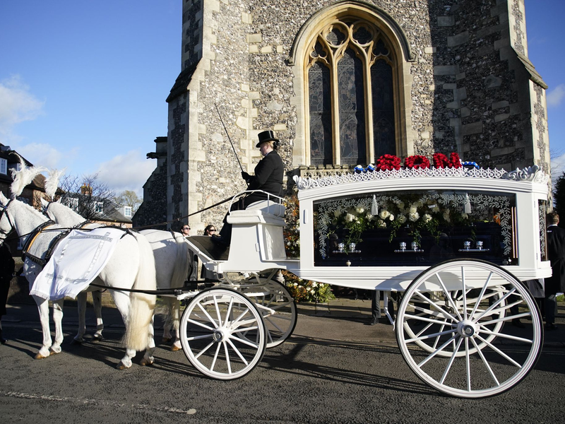 Kate Cassidy (2. v. r.) tut sich immer noch schwer damit, den Tod Liam Paynes zu akzeptieren. (Archivfoto) - Foto: Andrew Matthews/PA Wire/dpa