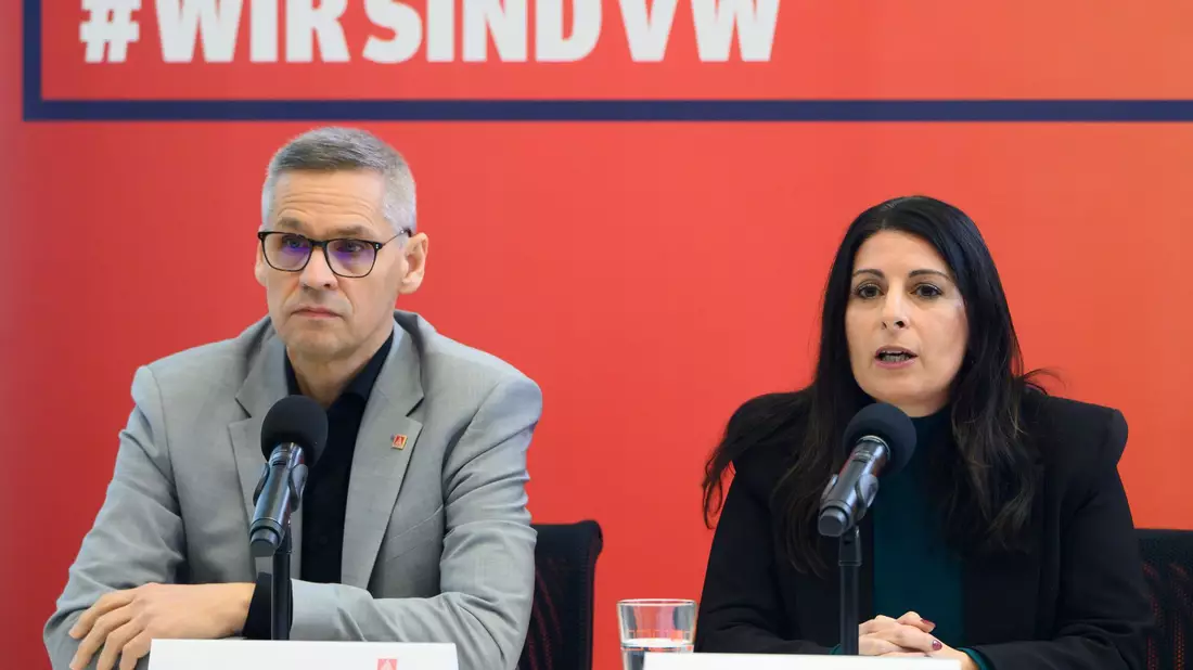 Gehen mit einem eigene Zukunftskonzept für VW in die Offensive: IG Metall-Verhandlungsführer Thorsten Gröger und Betriebsratschefin Daniela Cavallo. - Bild: Alicia Windzio/dpa