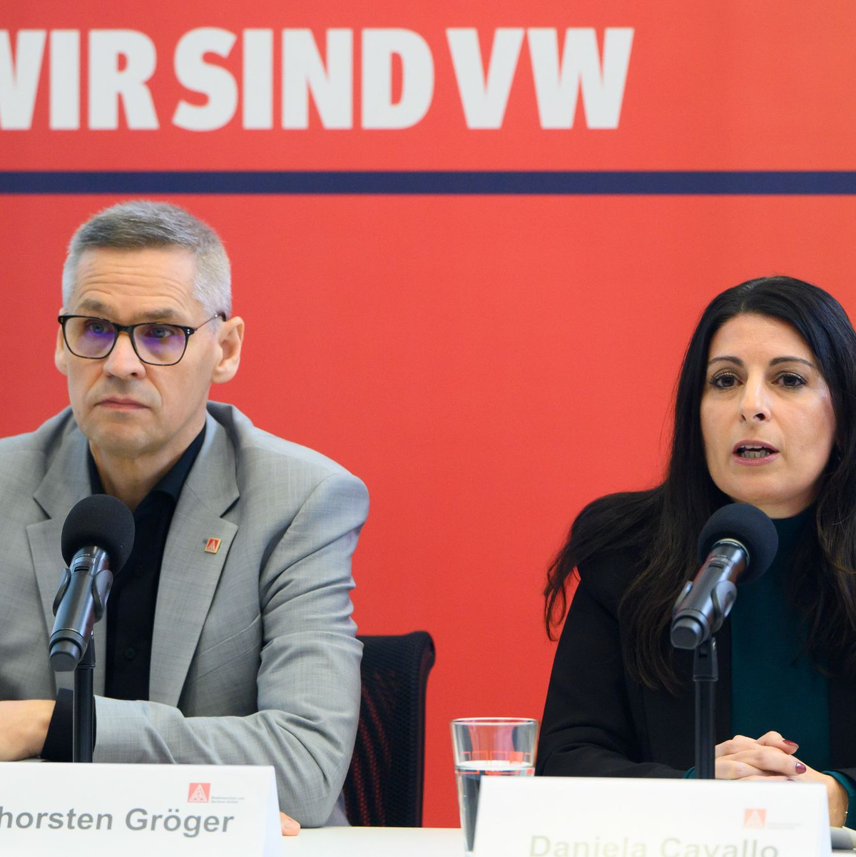 Gehen mit einem eigene Zukunftskonzept für VW in die Offensive: IG Metall-Verhandlungsführer Thorsten Gröger und Betriebsratschefin Daniela Cavallo. - Foto: Alicia Windzio/dpa