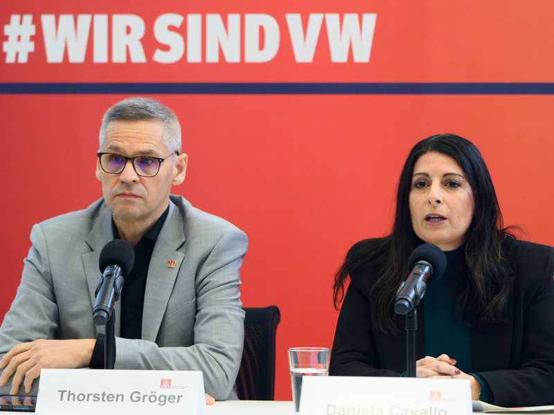 Gehen mit einem eigene Zukunftskonzept für VW in die Offensive: IG Metall-Verhandlungsführer Thorsten Gröger und Betriebsratschefin Daniela Cavallo. - Foto: Alicia Windzio/dpa