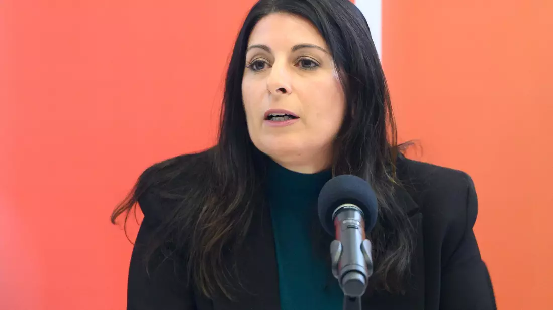 Hat ein «Gegenmodell zum Kahlschlag-Plan des Vorstandes» vorgelegt: Betriebsratschefin Daniela Cavallo. - Bild: Alicia Windzio/dpa