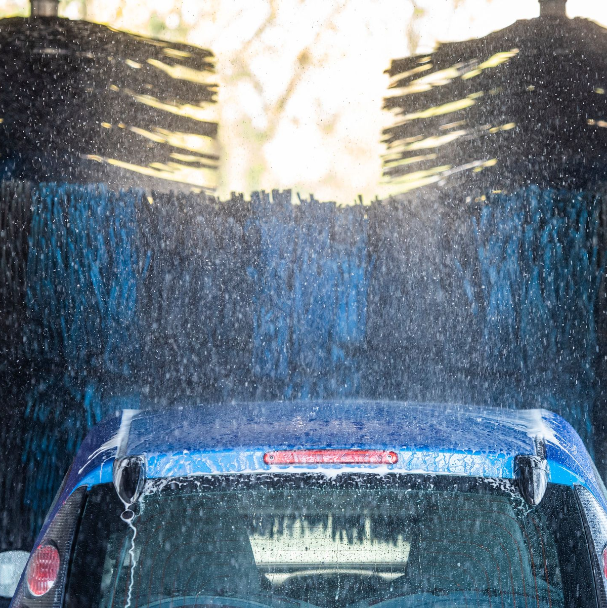 Der Fahrer fordert vom Waschanlagen-Betreiber mehr als 3.200 Euro Schadenersatz. - Foto: Christophe Gateau/dpa