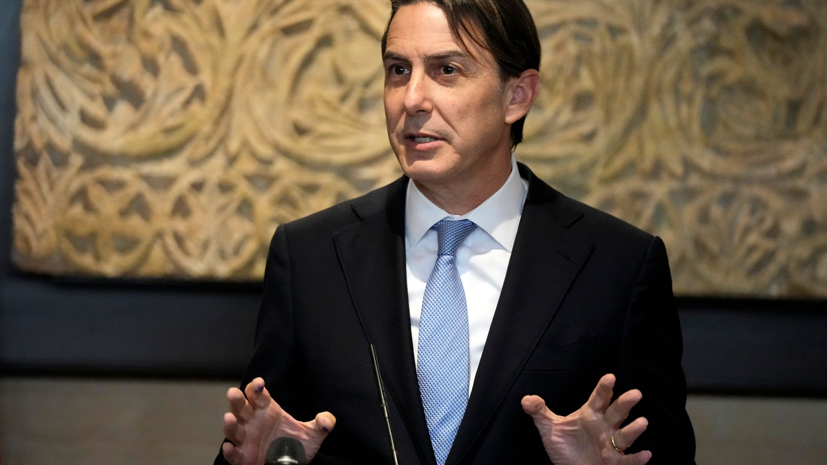 Der US-Vermittler Hochstein reist seit Kriegsbeginn regelmäßig in den Libanon. Nun traf er in Israel ein, wo er Regierungschef Benjamin Netanjahu treffen will.  - Foto: Hassan Ammar/AP/dpa