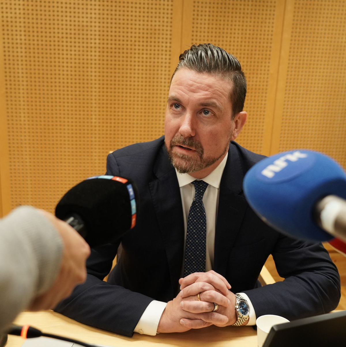 Høibys Anwalt Øyvind Bratlien äußert sich vor Journalisten. - Foto: Ole Berg-Rusetn/NTB/dpa