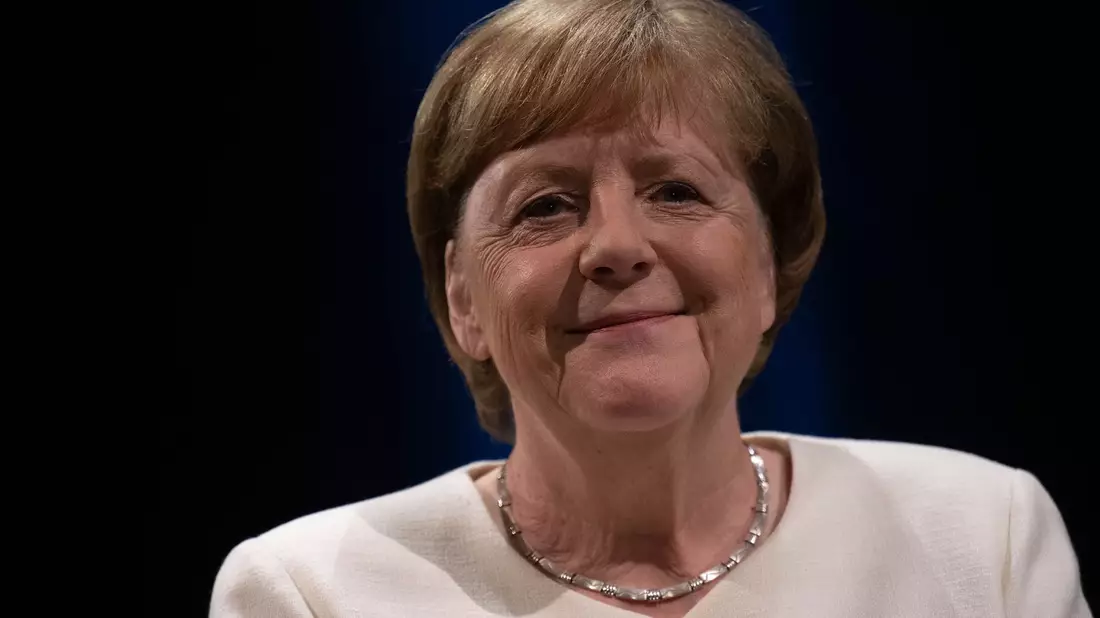 Anders als zu ihrer 16 Jahre langen Amtszeit lässt Merkel an einigen Stellen des Buches Blicke hinter die Kulissen der Politik zu. (Archivfoto) - Bild: Hendrik Schmidt/dpa