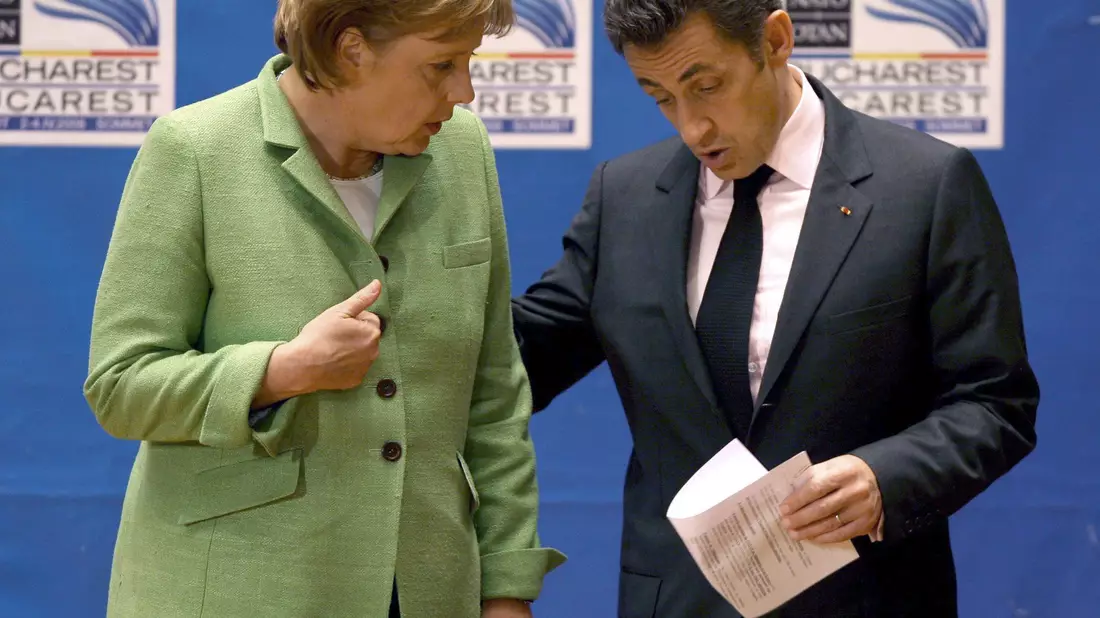 NATO-Gipfel 2008 in Bukarest - Merkel mit Frankreichs Präsident Sarkozy - Bild: Robert Ghement/epa/dpa