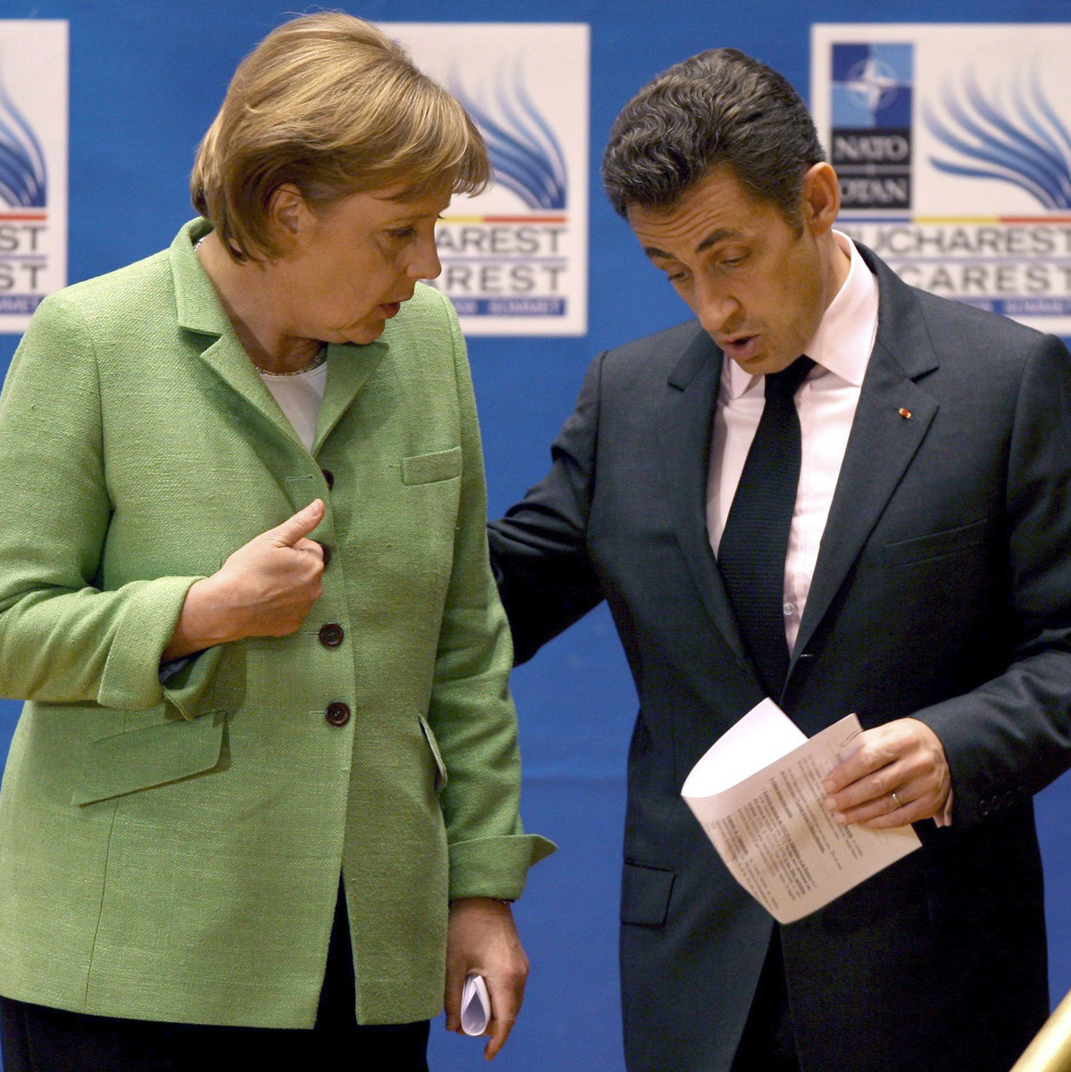 NATO-Gipfel 2008 in Bukarest - Merkel mit Frankreichs Präsident Sarkozy - Foto: Robert Ghement/epa/dpa