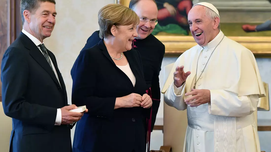 Der Papst gab Merkel einen Ratschlag für den Umgang mit Trump mit - Bild: Ettore Ferrari/ANSA Pool/AP/dpa
