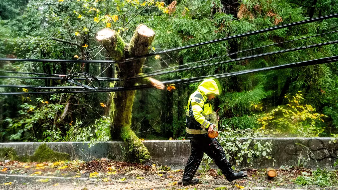 Hunderttausende Haushalte waren zeitweise ohne Strom. - Bild: Noah Berger/AP/dpa