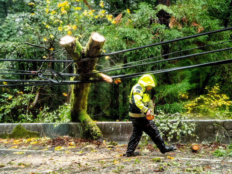 Hunderttausende Haushalte waren zeitweise ohne Strom. - Foto: Noah Berger/AP/dpa