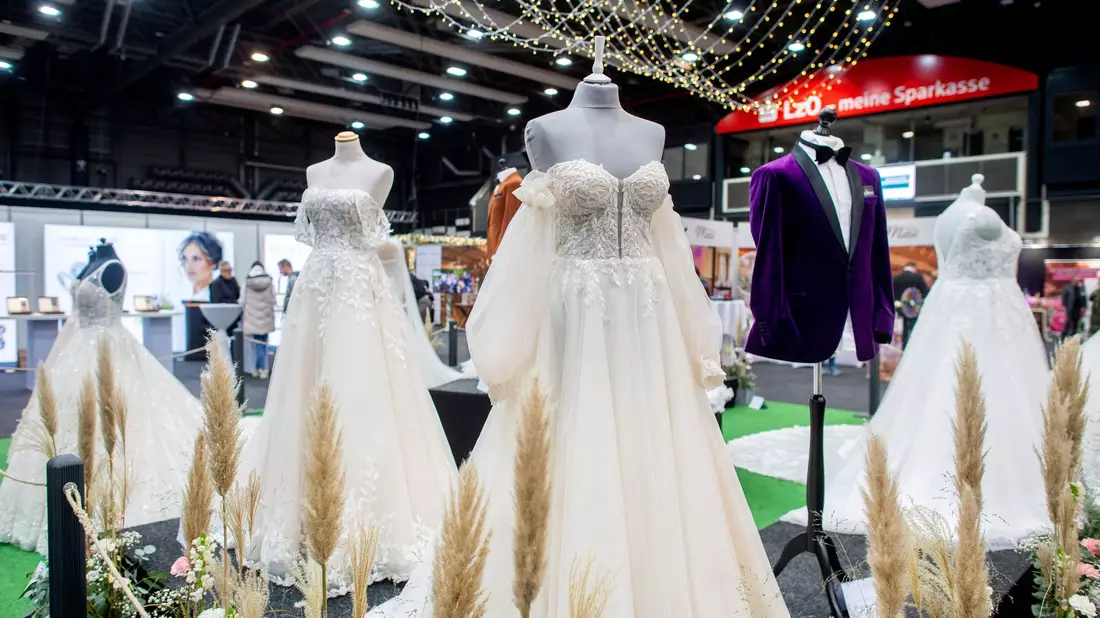 Im schulterfreien Hochzeitskleid friert die Braut im Winter vielleicht - doch längst nicht jeder lässt sich davon abhalten. (Archivbild) - Bild: Hauke-Christian Dittrich/dpa