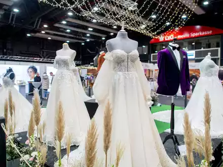 Im schulterfreien Hochzeitskleid friert die Braut im Winter vielleicht - doch längst nicht jeder lässt sich davon abhalten. (Archivbild) - Foto: Hauke-Christian Dittrich/dpa
