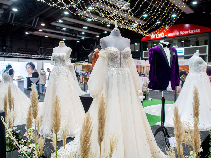 Im schulterfreien Hochzeitskleid friert die Braut im Winter vielleicht - doch längst nicht jeder lässt sich davon abhalten. (Archivbild) - Foto: Hauke-Christian Dittrich/dpa